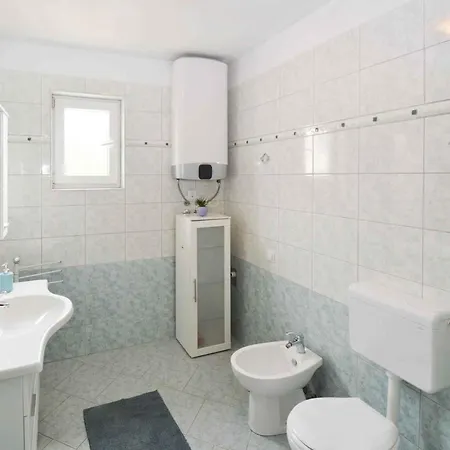 Three-bedroom 2 Lejlighed