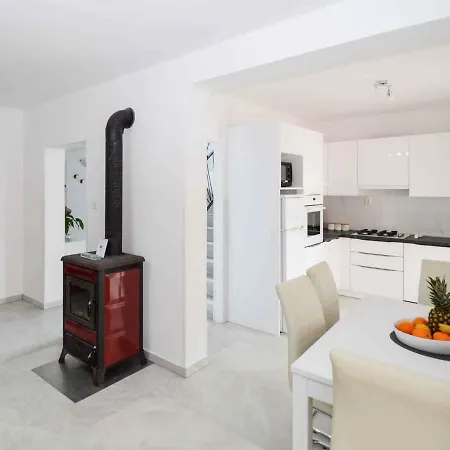 Three-bedroom 2 Lejlighed *