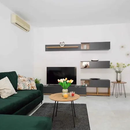 아파트 Three-bedroom 2 메덜린
