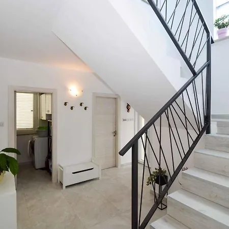 Three-bedroom 2 아파트