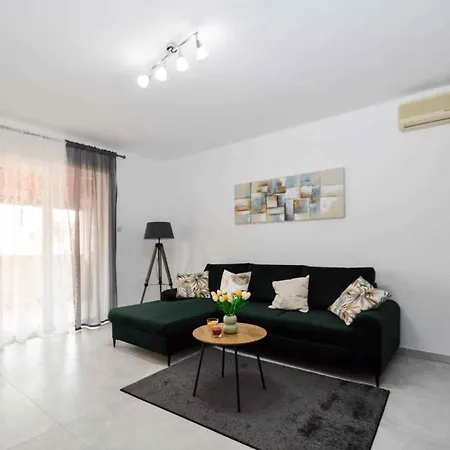 Lejlighed Three-bedroom 2 *